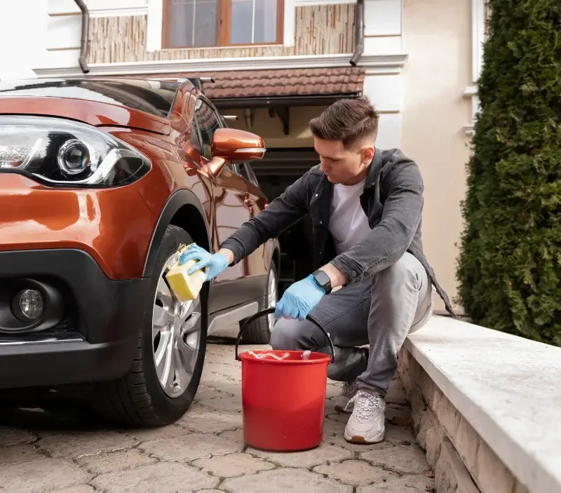Lavage auto à domicile Marcorignan : professionnel intervenant sur un véhicule